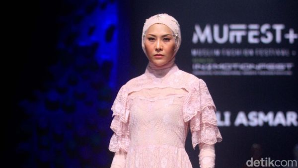 8 Dress Cantik Elegan Karya Barli Asmara untuk Lebaran 2023