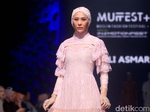 8 Dress Cantik Elegan Karya Barli Asmara untuk Lebaran 2023 8 Dress Cantik Elegan Karya Barli Asmara untuk Lebaran 2023