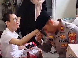 Kapolsek Setiabudi Kompol Arif Oktora Viral Cium Tangan Difabel, Ini Sosoknya