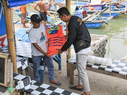 Relawan Ganjar Serahkan Bantuan Pelampung-Senter ke Nelayan di Garut