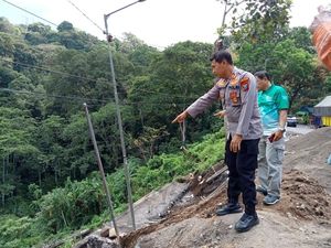 Plengsengan Jalur Gumitir Jember Longsor Nyaris Timpa Pekerja Plengsengan Jalur Gumitir Jember Longsor Nyaris Timpa Pekerja