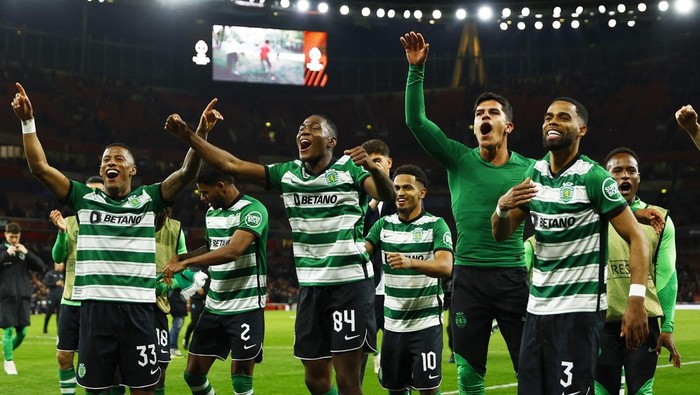 Soccer Football - Europa League - Round of 16 - Second Leg - Arsenal v Sporting CP - Emirates Stadium, London, Britain - March 16, 2023 Sporting CPs Arthur Gomes, Jeremiah St. Juste and Dario Essugo celebrate after winning the penalty shootout Action Images via Reuters/John Sibley