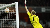 Petaka menimpa Arsenal pada menit ke-62. Pedro Goncalves alias Pota membobol gawang Arsenal lewat bola tembakan spektakuler dari dekat garis tengah. John Sibley/Action Images/Reuters