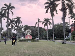 Massa Demo BEM Se-UI Tolak Perppu Cipta Kerja Bubarkan Diri