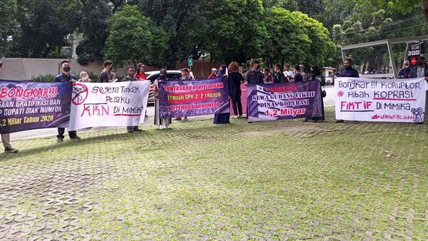 Massa LMHKN Beraksi di Gedung KPK