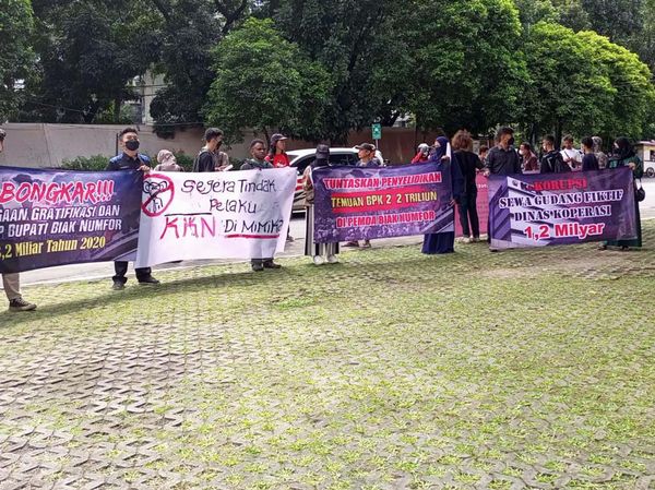 Massa LMHKN Beraksi di Gedung KPK
