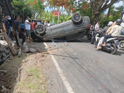 Mobil Pelat Bogor Terbalik di Karangasem gegara Sopir Ngantuk