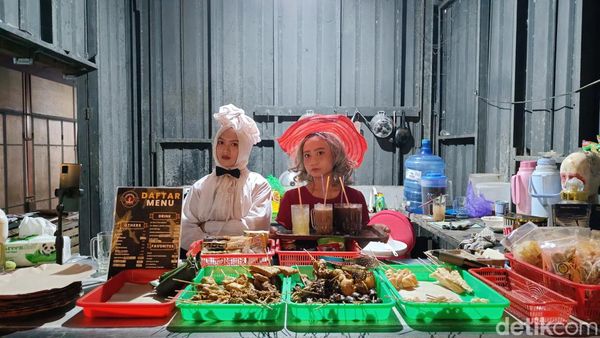 Sensasi Makan Ditemani Pocong di Angkringan Horor Sumpiuh, Berani Coba?