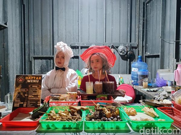 Sensasi Makan Ditemani Pocong di Angkringan Horor Sumpiuh, Berani Coba?