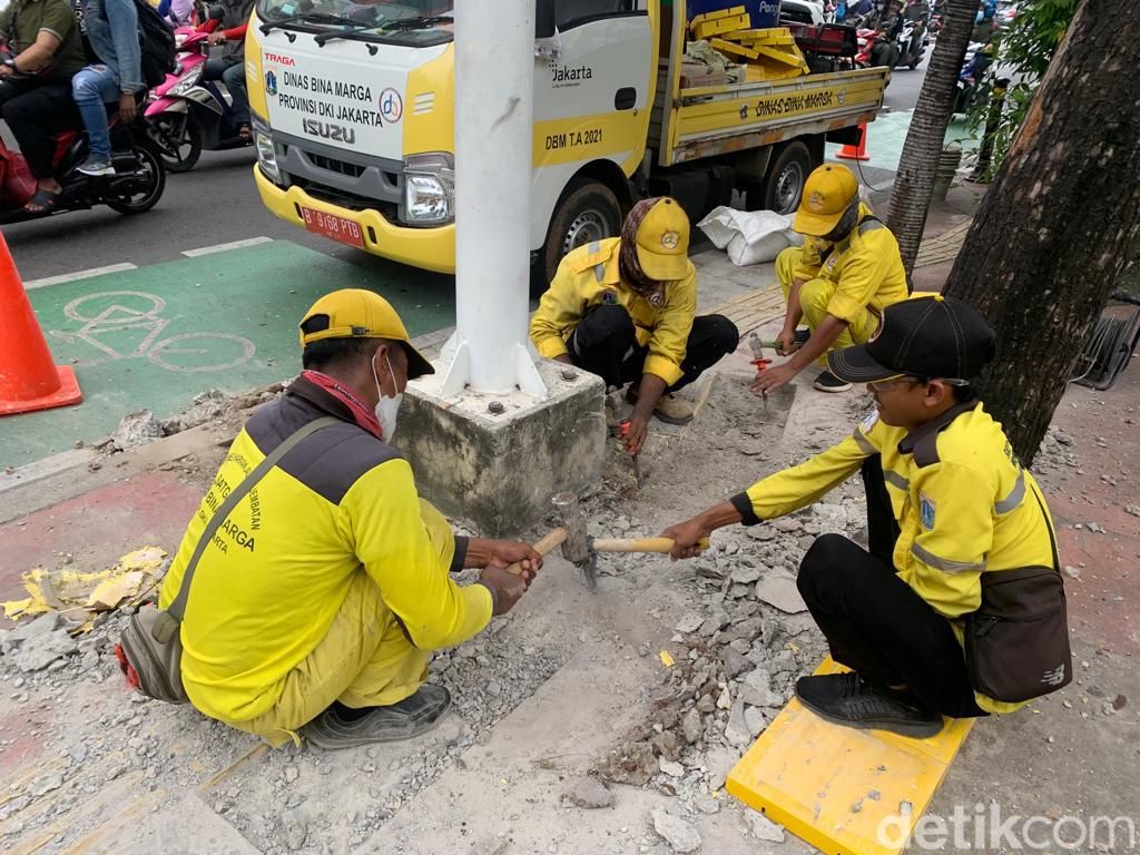 Pasukan Kuning Dinas Bina Marga DKI memperbaiki guiding block di depan RSUD Budhi Asih Jl Dewi Sartika, Jaktim, 17 Maret 2023. (Mulia Budi/detikcom)