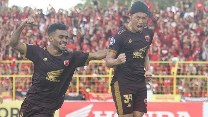 Pemain PSM Makassar Kenzo Nambu dan Yance Sayuri merayakan gol ke gawang Bhayangkara FC di Stadion Gelora BJ Habibie, Parepare dalam laga lanjutan Liga 1 2022/2023.