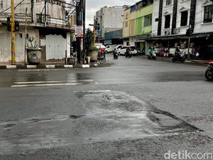 Lubang di Jalan Astanaanyar Bandung Sudah Ditambal