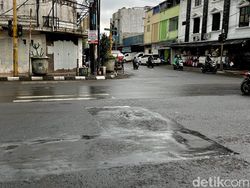 Lubang di Jalan Astanaanyar Bandung Sudah Ditambal