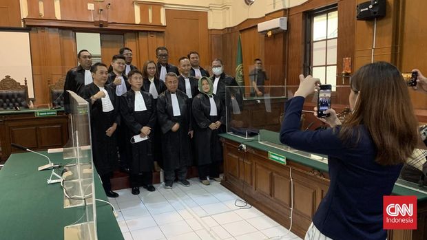 Tim penasihat hukum para polisi terdakwa Tragedi Kanjuruhan, menunjukan rasa bahagianya usai dua klien mereka divonis bebas.