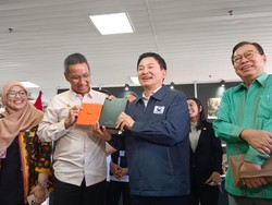 Momen Pj Gubernur DKI Dapat Album BTS dan BLACKPINK dari Menteri Korsel