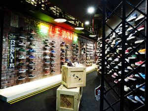 Penyuka Sneakers Merapat! Nih Rekomendasi Tempat Belanja di Singapura