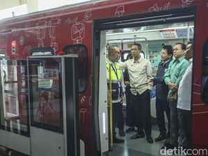 Momen Heru Budi Dampingi Menteri Transportasi Korsel Jajal LRT Jakarta