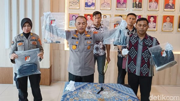 Polisi menunjukkan barang bukti perampokan bank di Bandar Lampung.