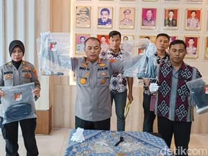 Polisi Geledah Rumah Perampok Bank di Lampung, Temukan Bong Sabu-Celurit Polisi Geledah Rumah Perampok Bank di Lampung, Temukan Bong Sabu-Celurit