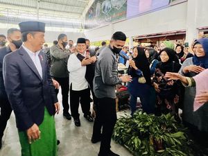 Momen Jokowi Tersenyum Lihat Prabowo Dipeluk Emak-emak di Kalsel