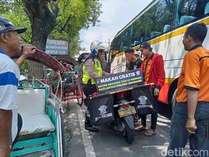 Rengkek Polisi Jombang Masih Eksis, Bagikan 250 Nasi Bungkus Setiap Jumat Rengkek Polisi Jombang Masih Eksis, Bagikan 250 Nasi Bungkus Setiap Jumat