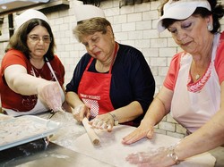 Unik! Restoran Ini Punya Pelayan Nenek-nenek dari Berbagai Negara