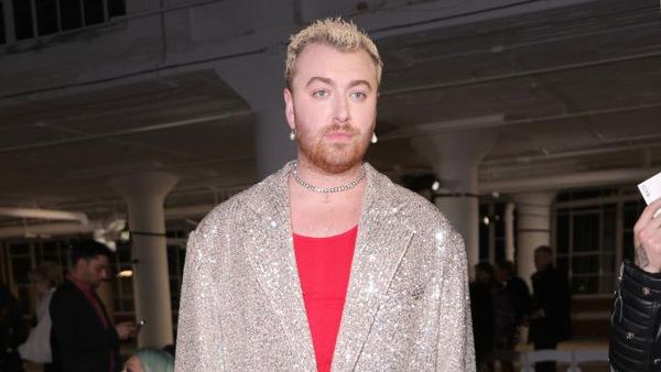 7 Gaya Sam Smith yang Kini Sering Tampil Feminin dengan Busana Nyentrik