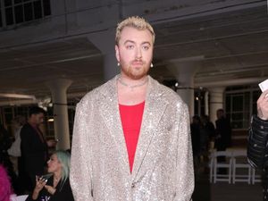 7 Gaya Sam Smith yang Kini Sering Tampil Feminin dengan Busana Nyentrik