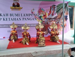 Mak Ganjar Gelar Sedekah Hasil Bumi Bareng Warga di Lampung