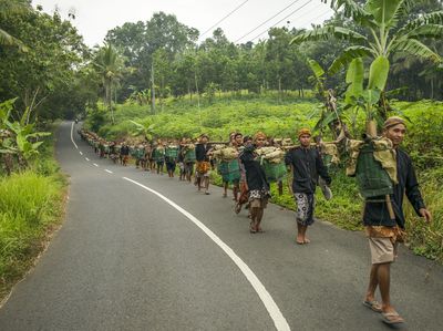 Gelar Upacara Unggahan, Suku Adat Bonokeling Jalan Kaki 30 Km