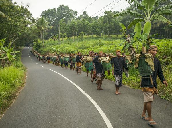 Gelar Upacara Unggahan, Suku Adat Bonokeling Jalan Kaki 30 Km
