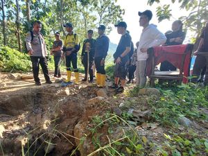Survei Pemetaan Tim Geologi Tambang Banyuwangi Sampling Batuan Gunung Salakan Survei Pemetaan Tim Geologi Tambang Banyuwangi Sampling Batuan Gunung Salakan