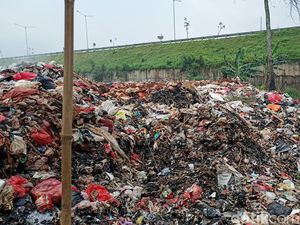Disegel Pemkot Tangsel, Sampah TPS Ilegal Pondok Cabe Udik Masih Menumpuk