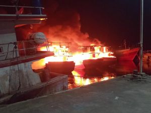 3 Kapal Nelayan di Probolinggo Ludes Terbakar, Kerugian Miliaran 3 Kapal Nelayan di Probolinggo Ludes Terbakar, Kerugian Miliaran