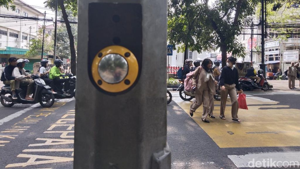Merawat Toleransi di Tombol Lampu Merah Pejalan Kaki Bandung Merawat Toleransi di Tombol Lampu Merah Pejalan Kaki Bandung