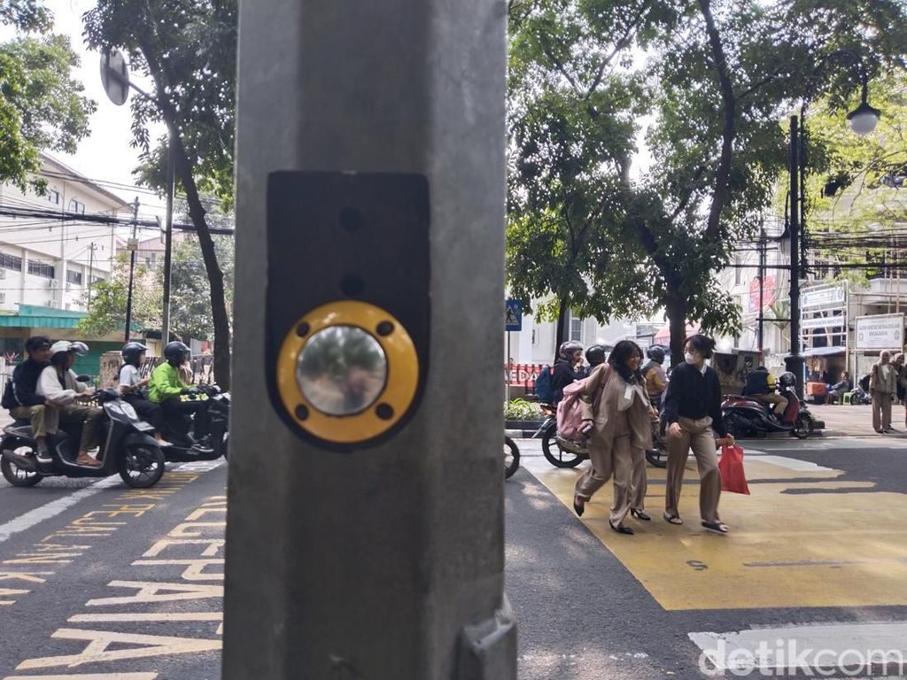 Merawat Toleransi di Tombol Lampu Merah Pejalan Kaki Bandung Merawat Toleransi di Tombol Lampu Merah Pejalan Kaki Bandung