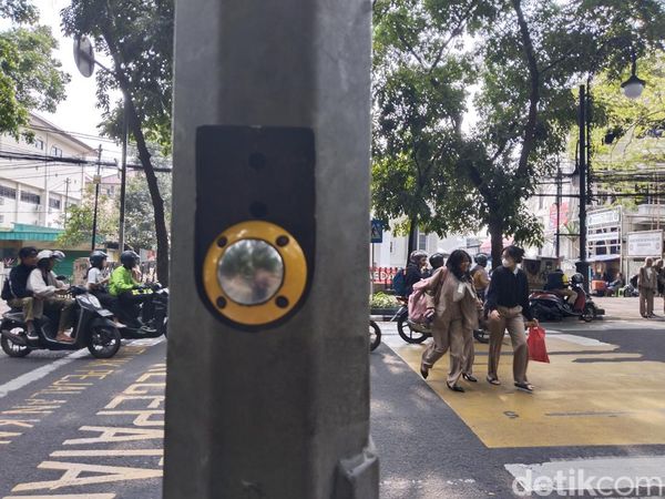 Merawat Toleransi di Tombol Lampu Merah Pejalan Kaki Bandung