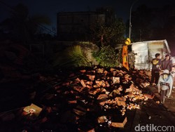 Truk Minuman Energi Terguling di Jalur Tengkorak Cianjur