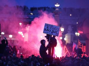 Macron Reformasi Pensiun, Demonstran Marah Blokir Jalan! Macron Reformasi Pensiun, Demonstran Marah Blokir Jalan!
