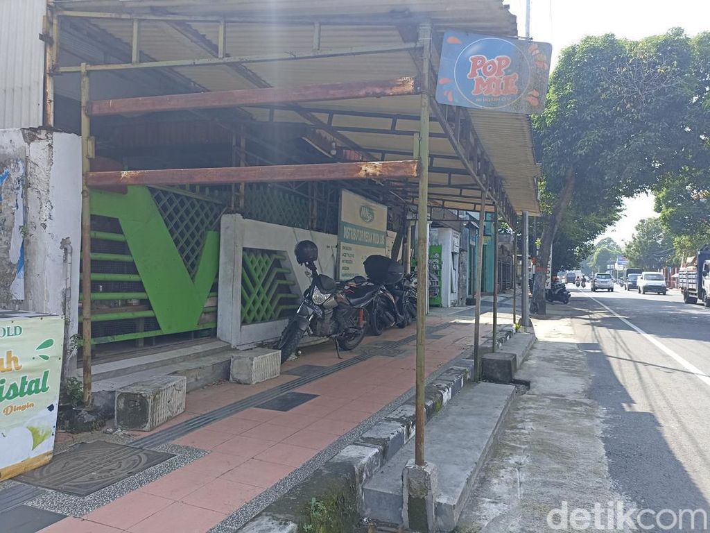 Viral Warga Kesal Trotoar di Kota Blitar Dipakai Parkir Kendaraan Viral Warga Kesal Trotoar di Kota Blitar Dipakai Parkir Kendaraan