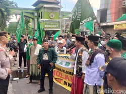 Ratusan Warga Demo Tuntut Chug Bar di Klampis Surabaya Ditutup
