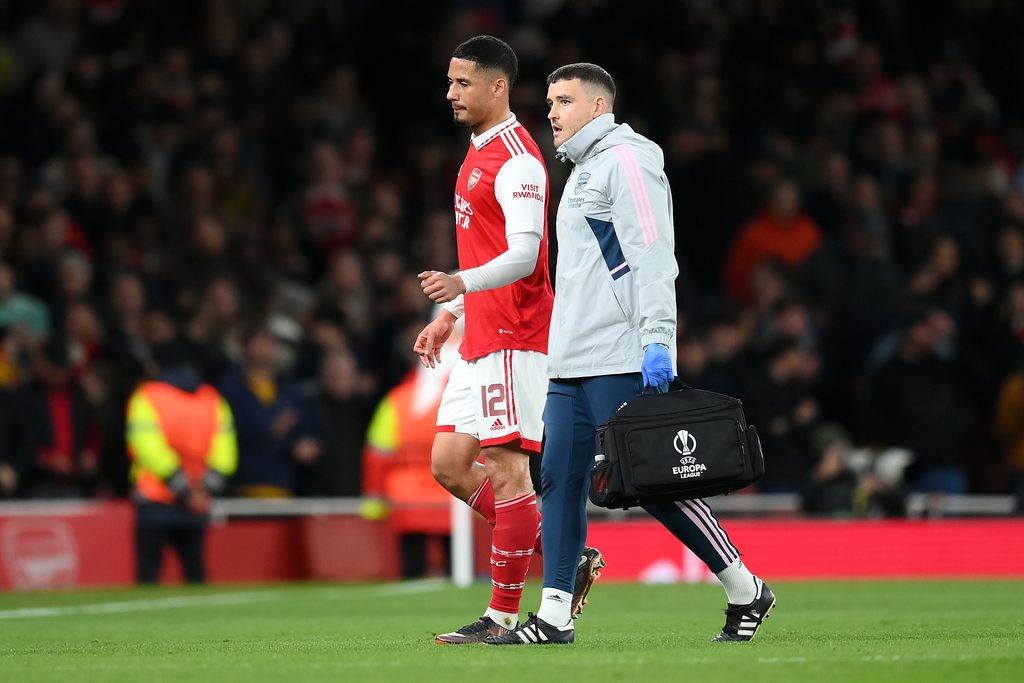 LONDON, ENGLAND - MARCH 16: William Saliba of Arsenal leaves the pitch after picking up an injury during the UEFA Europa League round of 16 leg two match between Arsenal FC and Sporting CP at Emirates Stadium on March 16, 2023 in London, England. (Photo by Shaun Botterill/Getty Images)