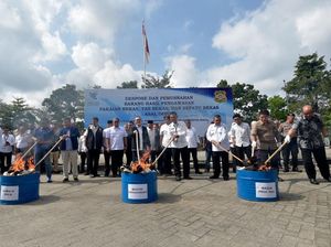 Baju hingga Sepatu Impor Bekas Dibakar, Nilainya Rp 10 Miliar Baju hingga Sepatu Impor Bekas Dibakar, Nilainya Rp 10 Miliar