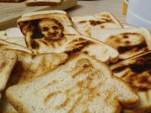 10 Roti Bentuk Wajah Manusia hingga Bebek yang Lucu Sampai Menyeramkan 10 Roti Bentuk Wajah Manusia hingga Bebek yang Lucu Sampai Menyeramkan