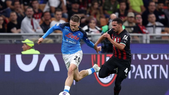 MILAN, ITALY - SEPTEMBER 18: Piotr Zielinski of SSC Napoli and Ismael Bennacer of AC Milan battle for the ball during the Serie A match between AC MIlan and SSC Napoli at Stadio Giuseppe Meazza on September 18, 2022 in Milan, Italy. (Photo by Sportinfoto/DeFodi Images via Getty Images)