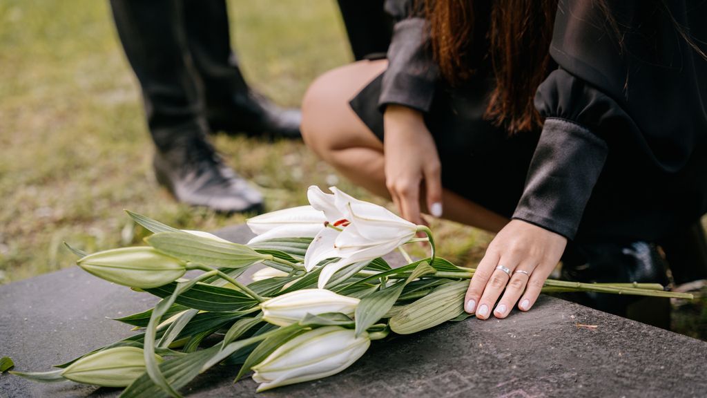 adab ziarah kubur yaitu tabur bunga