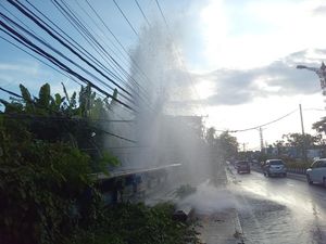 Penampakan Air Mancur Raksasa di Denpasar Gegara Pipa PDAM Bocor Penampakan Air Mancur Raksasa di Denpasar Gegara Pipa PDAM Bocor