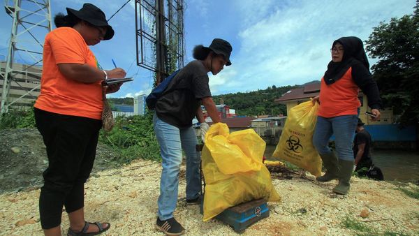 Aksi Warga Jayapura Kampanye Peduli Lingkungan Lewat Grebek Sampah