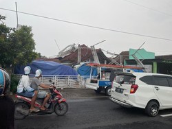 Angin Kencang Terjang 2 Desa di Jombang, 4 Rumah dan Teras Masjid Rusak