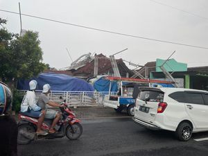 Angin Kencang Terjang 2 Desa di Jombang, 4 Rumah dan Teras Masjid Rusak Angin Kencang Terjang 2 Desa di Jombang, 4 Rumah dan Teras Masjid Rusak